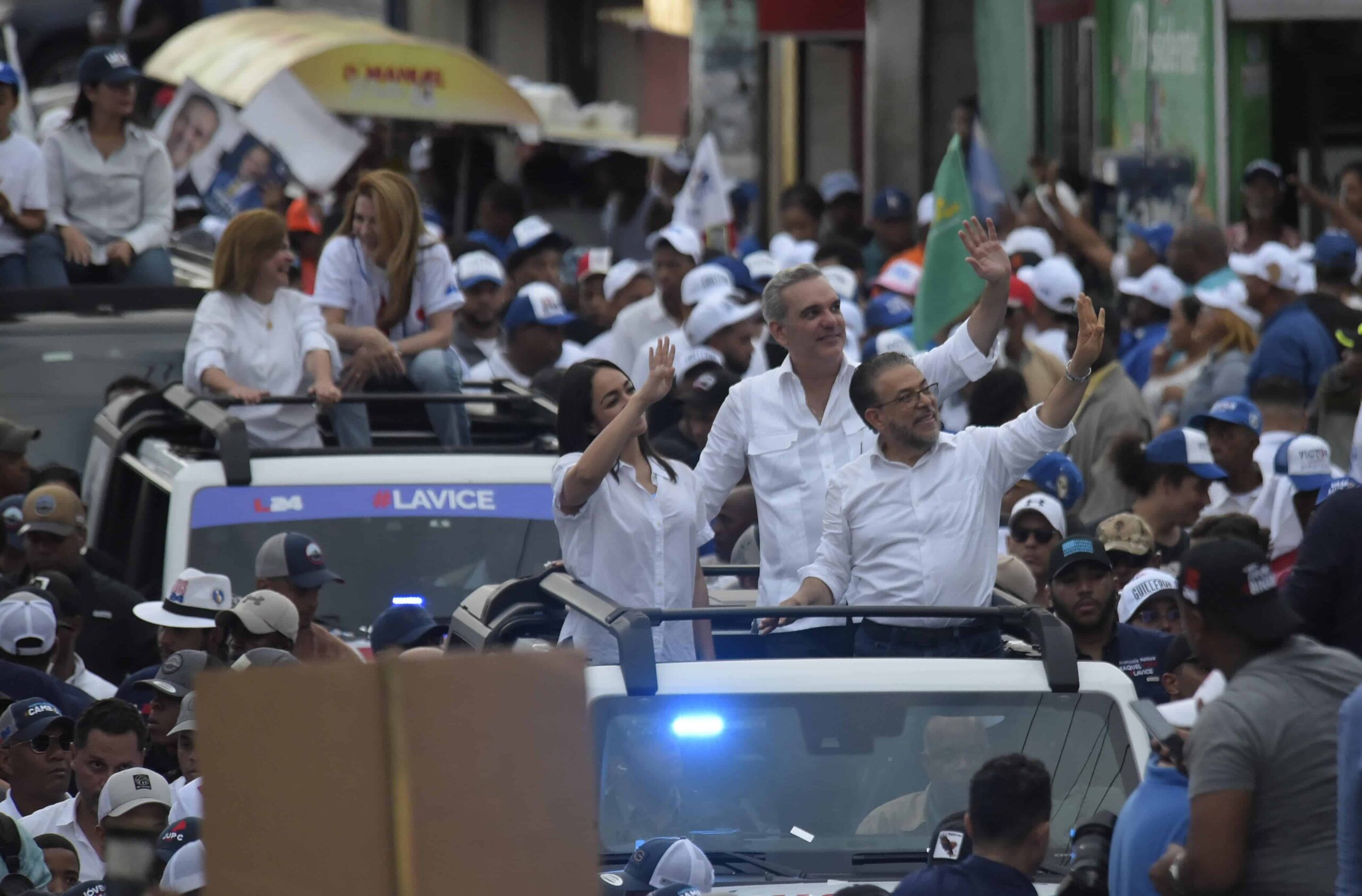 Abinader y Moreno exhiben poder en caravana en el DN